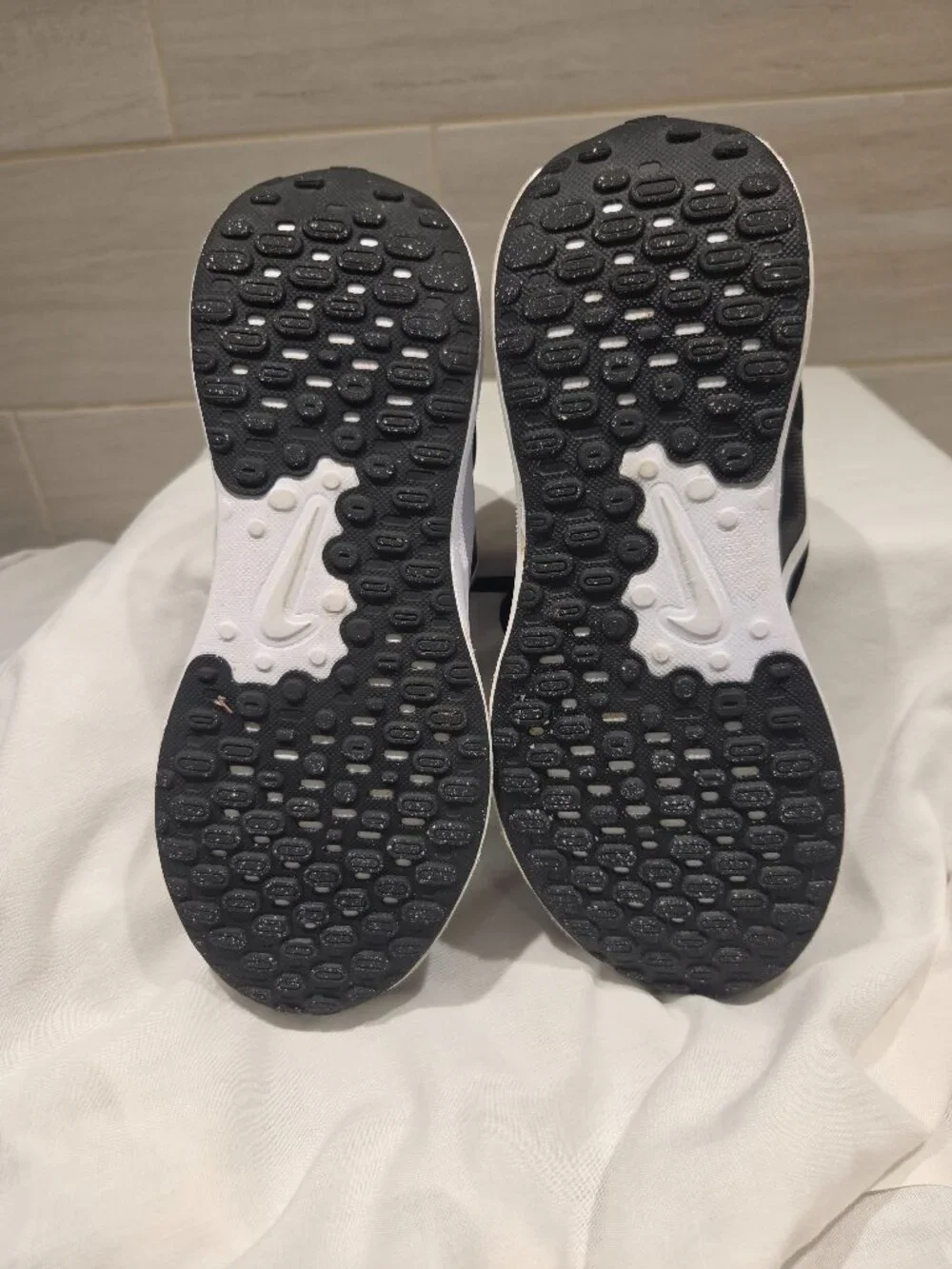 NIKE YOUTH RUNNING SHOES, SIZE 5.5Y